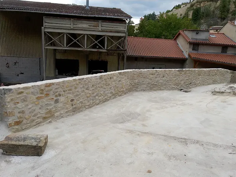 Mur en pierre à Bort-l'Étang